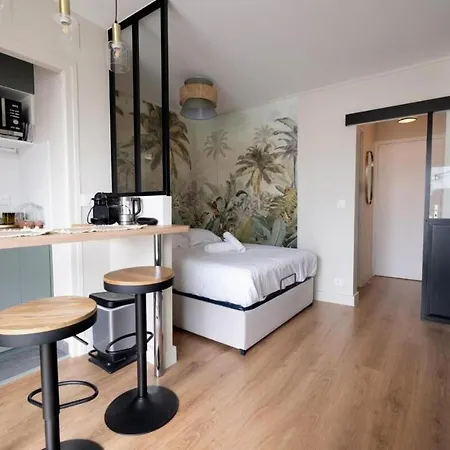 Lägenhet With Balcony - 17e Paris