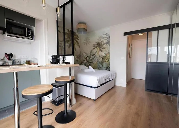 Lägenhet With Balcony - 17e Paris